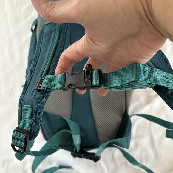 Embark 14 L Hydration Backpack Padded Shoulder Straps Turquoise Teal *Read* - Picture 8 of 16